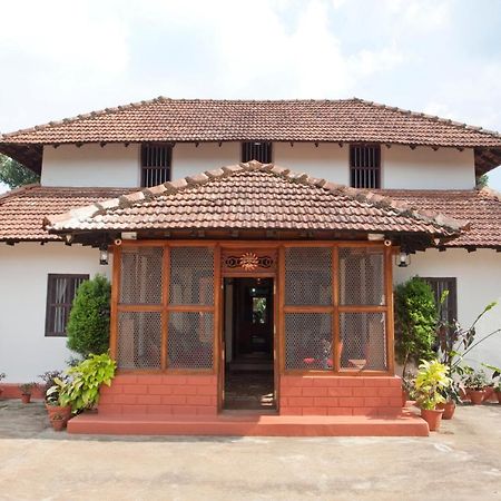 Napoklu Sardar Bahadur'S Heritage Bungalow Estate Stay المظهر الخارجي الصورة