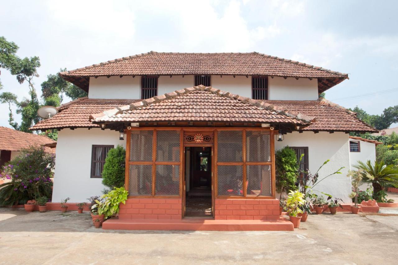Napoklu Sardar Bahadur'S Heritage Bungalow Estate Stay المظهر الخارجي الصورة